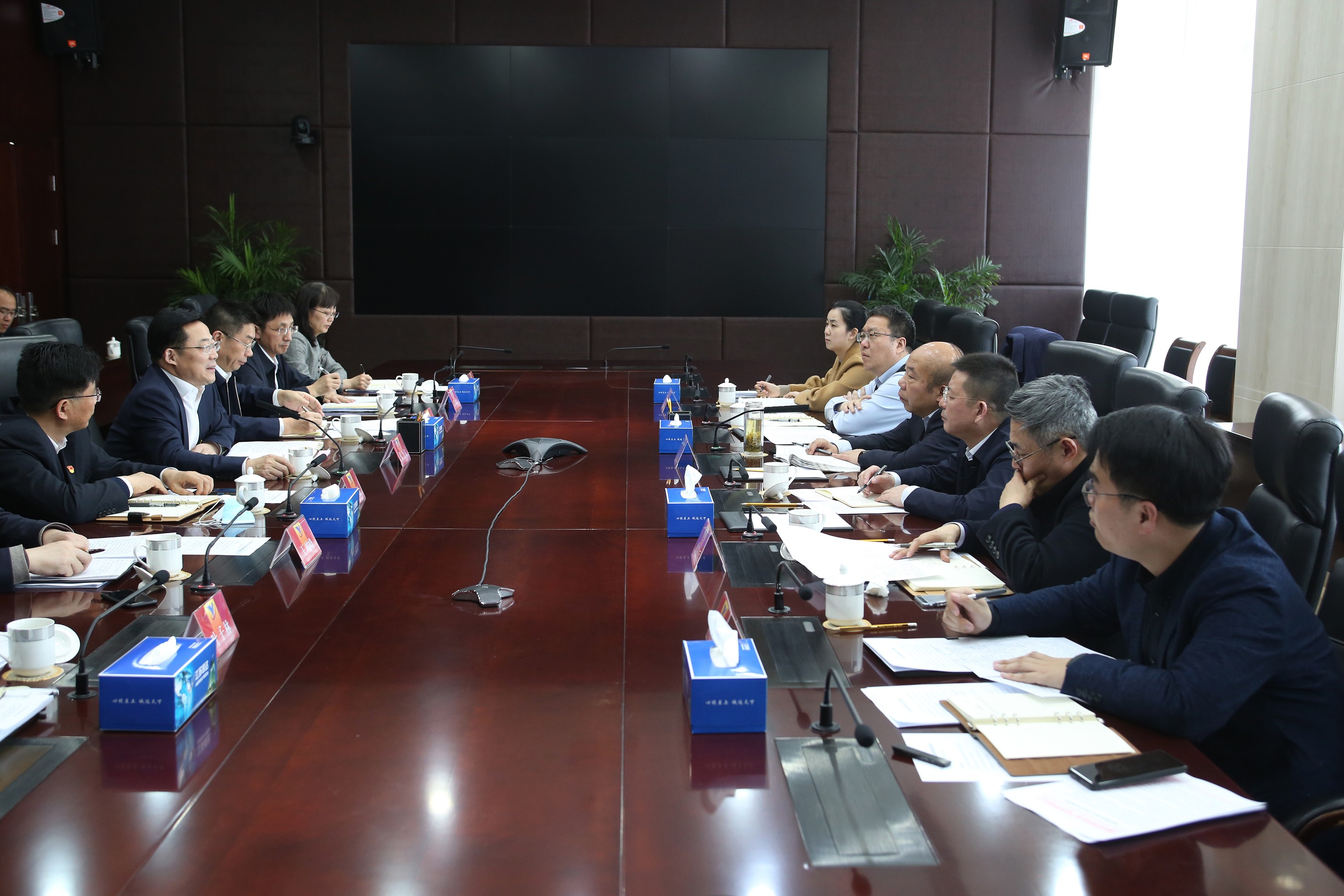 国资委调研1122体育网址 1_眸目压缩.jpg