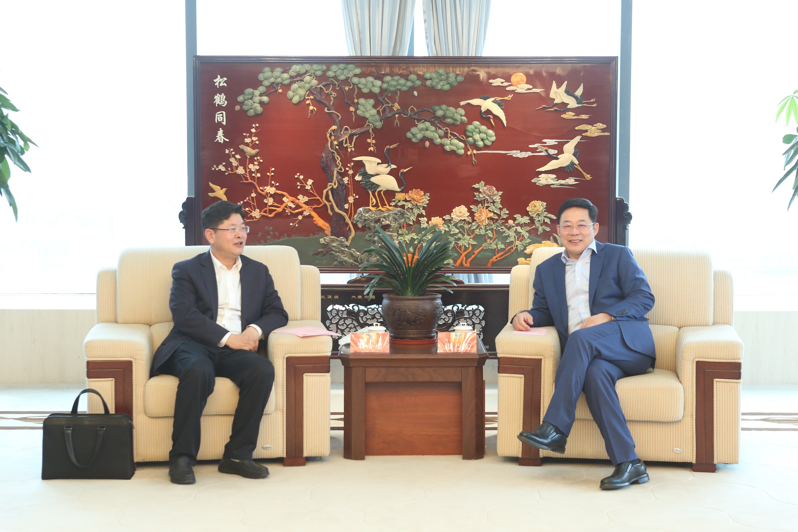 高大力会见华夏银行盐城分行行长朱希庭_眸目压缩.jpg