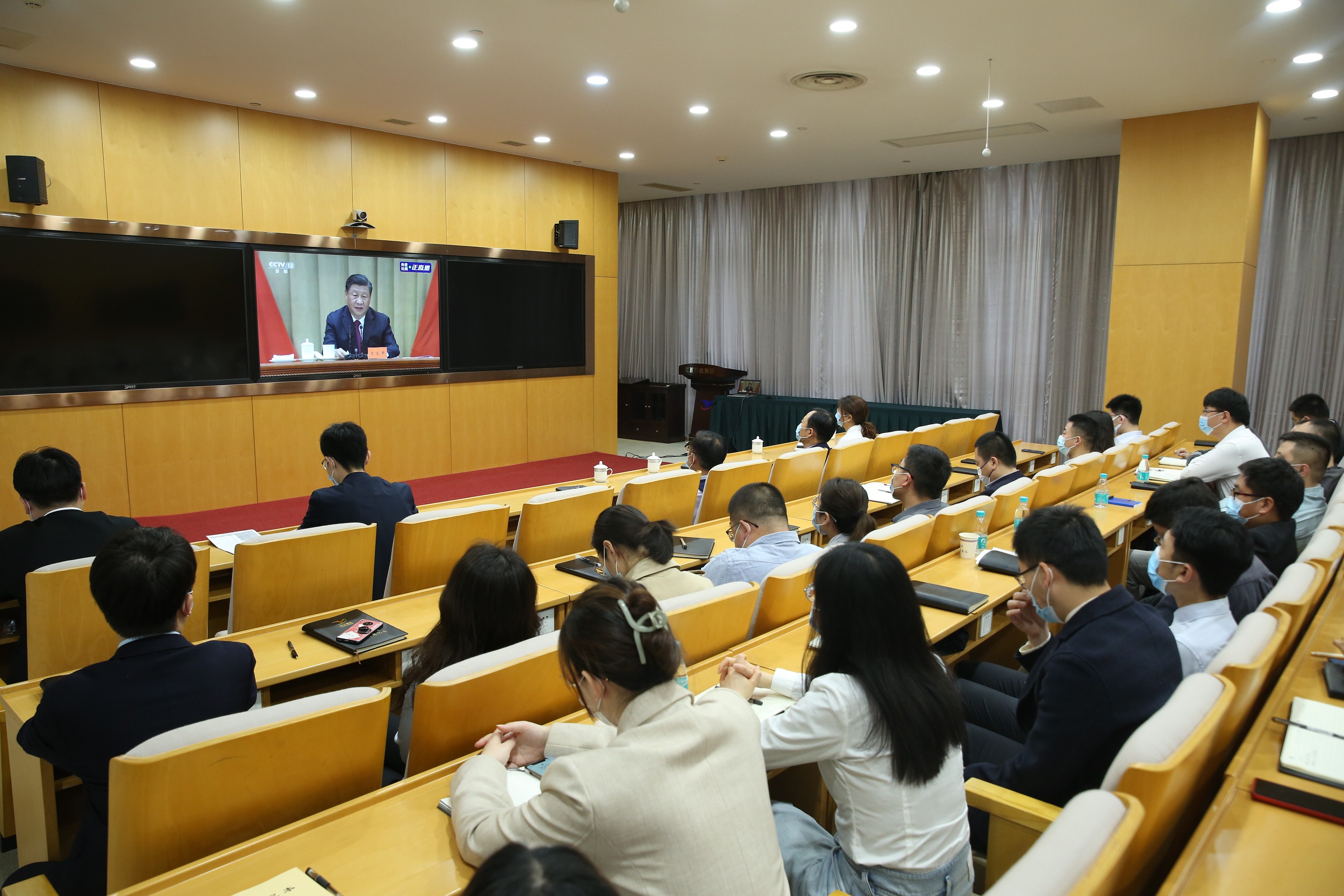 1122体育组织观看庆祝中国共产主义青年团成立100周年大会_眸目压缩.jpg