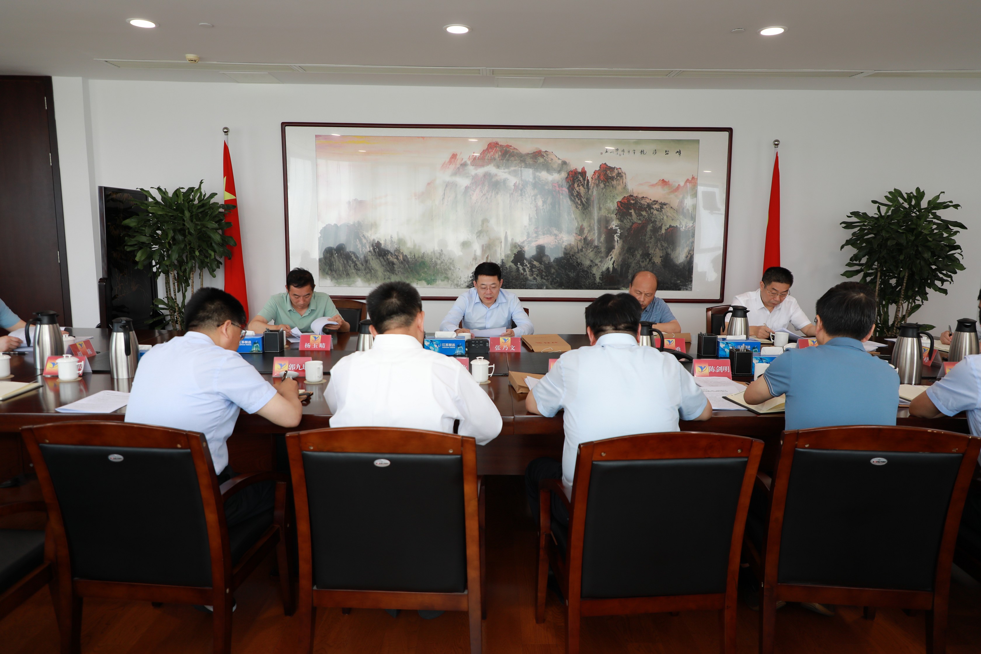 1122体育党委中心组集中观看安全生产专题片2_眸目压缩.jpg