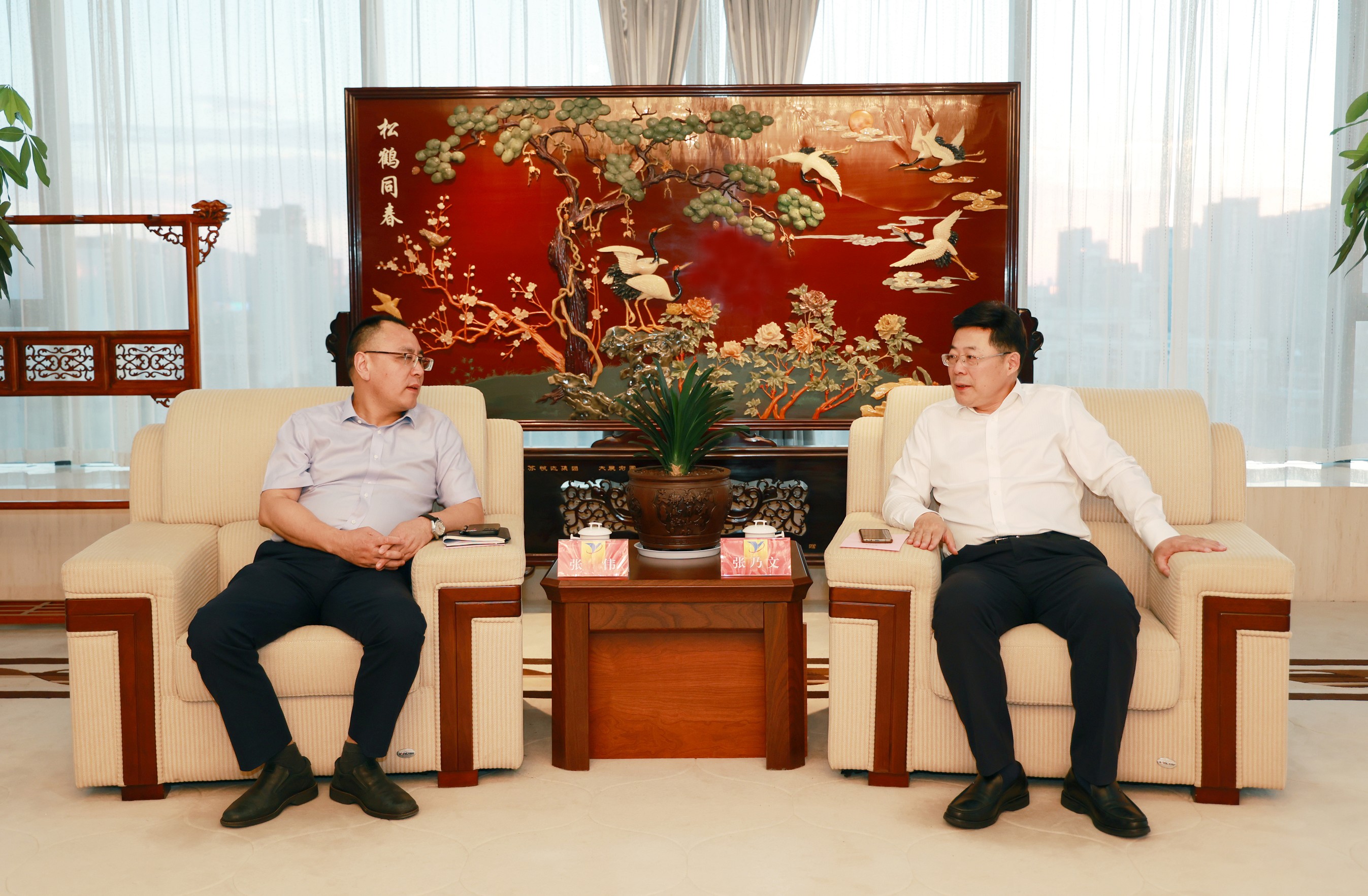 高大力会见光大银行南京分行行长张伟一行_眸目压缩.jpg